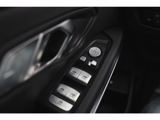 BMW 3 Serie 330e High Executive M Sport Automaat / Schuif-kanteldak / Sportstoelen / M Adaptief onderstel / A... ActivLease financial lease