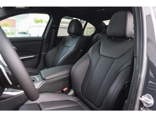 BMW 3 Serie 330e High Executive M Sport Automaat / Schuif-kanteldak / Sportstoelen / M Adaptief onderstel / A... ActivLease financial lease