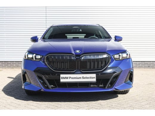 BMW 5 Serie Touring 530e M Sport Automaat / Trekhaak / Stoelventilatie / Comfort Access / Adaptieve LED / Par... ActivLease financial lease
