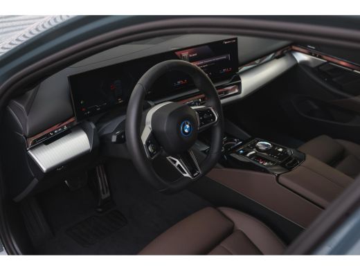 BMW i5 eDrive40 High Executive M Sport / Comfort Access / M Sportonderstel / Adaptieve LED / Parking Ass... ActivLease financial lease