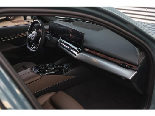 BMW i5 eDrive40 High Executive M Sport / Comfort Access / M Sportonderstel / Adaptieve LED / Parking Ass... ActivLease financial lease