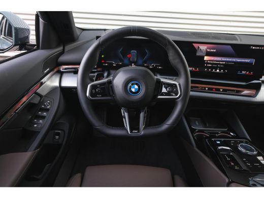 BMW i5 eDrive40 High Executive M Sport / Comfort Access / M Sportonderstel / Adaptieve LED / Parking Ass... ActivLease financial lease