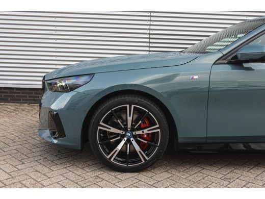 BMW i5 eDrive40 High Executive M Sport / Comfort Access / M Sportonderstel / Adaptieve LED / Parking Ass... ActivLease financial lease
