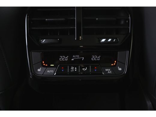 BMW iX xDrive50 High Executive / Panoramadak / Trekhaak / Adaptief onderstel / Soft-Close / Laserlight /... ActivLease financial lease