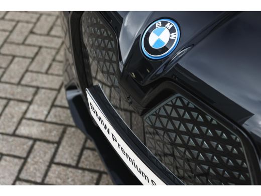 BMW iX xDrive50 High Executive / Panoramadak / Trekhaak / Adaptief onderstel / Soft-Close / Laserlight /... ActivLease financial lease