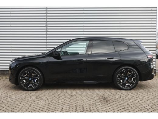 BMW iX xDrive50 High Executive / Panoramadak / Trekhaak / Adaptief onderstel / Soft-Close / Laserlight /... ActivLease financial lease