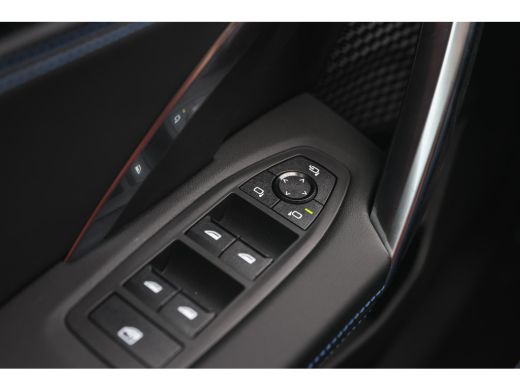 BMW iX1 eDrive20 High Executive M Sport / Panoramadak / Sportstoelen / Trekhaak / M Adaptief onderstel / ... ActivLease financial lease