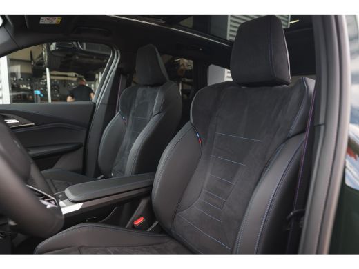 BMW iX1 eDrive20 High Executive M Sport / Panoramadak / Sportstoelen / Trekhaak / M Adaptief onderstel / ... ActivLease financial lease
