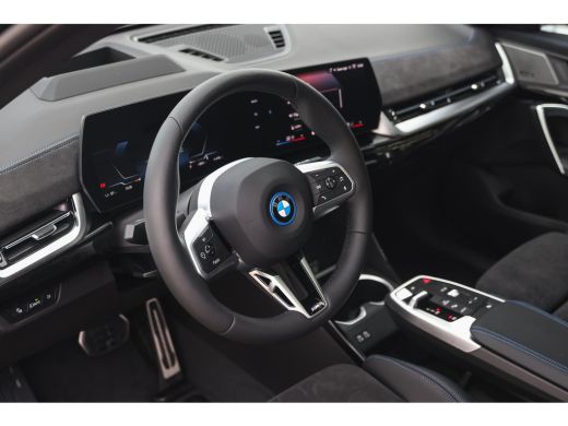 BMW iX1 eDrive20 High Executive M Sport / Panoramadak / Sportstoelen / Trekhaak / M Adaptief onderstel / ... ActivLease financial lease