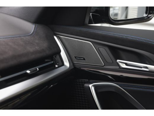 BMW iX1 eDrive20 High Executive M Sport / Panoramadak / Sportstoelen / Trekhaak / M Adaptief onderstel / ... ActivLease financial lease