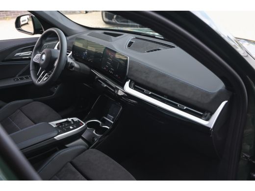 BMW iX1 eDrive20 High Executive M Sport / Panoramadak / Sportstoelen / Trekhaak / M Adaptief onderstel / ... ActivLease financial lease