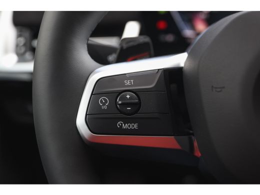 BMW iX1 eDrive20 High Executive M Sport / Panoramadak / Sportstoelen / Trekhaak / M Adaptief onderstel / ... ActivLease financial lease