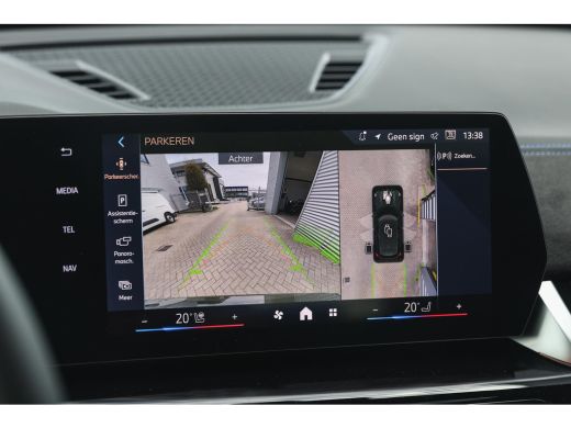 BMW iX1 eDrive20 High Executive M Sport / Panoramadak / Sportstoelen / Trekhaak / M Adaptief onderstel / ... ActivLease financial lease