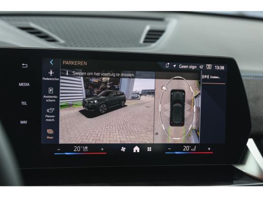 BMW iX1 eDrive20 High Executive M Sport / Panoramadak / Sportstoelen / Trekhaak / M Adaptief onderstel / ... ActivLease financial lease