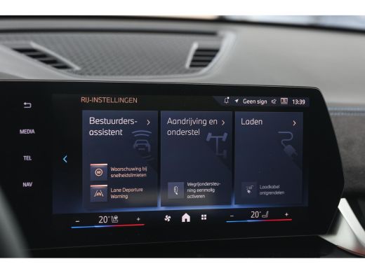 BMW iX1 eDrive20 High Executive M Sport / Panoramadak / Sportstoelen / Trekhaak / M Adaptief onderstel / ... ActivLease financial lease