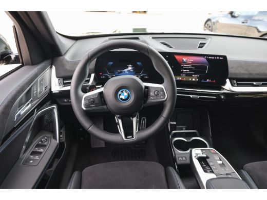 BMW iX1 eDrive20 High Executive M Sport / Panoramadak / Sportstoelen / Trekhaak / M Adaptief onderstel / ... ActivLease financial lease
