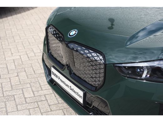 BMW iX1 eDrive20 High Executive M Sport / Panoramadak / Sportstoelen / Trekhaak / M Adaptief onderstel / ... ActivLease financial lease