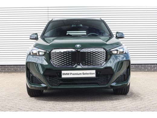 BMW iX1 eDrive20 High Executive M Sport / Panoramadak / Sportstoelen / Trekhaak / M Adaptief onderstel / ... ActivLease financial lease