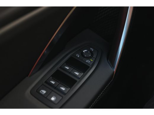 BMW X1 xDrive30e High Executive M Sport Automaat / Panoramadak / Trekhaak / Sportstoelen / M Adaptief on... ActivLease financial lease