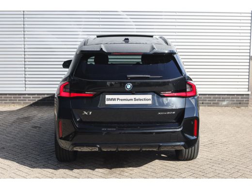 BMW X1 xDrive30e High Executive M Sport Automaat / Panoramadak / Trekhaak / Sportstoelen / M Adaptief on... ActivLease financial lease