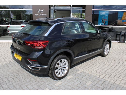 Volkswagen T-Roc 1.5 TSI Sport | DSG Versnellingsbak | Parkeersensoren voor en achter | Airco | Radio | Auto-Hold ... ActivLease financial lease