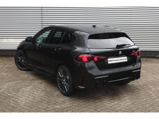 BMW 1 Serie 120 M Sport Automaat / Sportstoelen / M Adaptief onderstel / Achteruitrijcamera / Comfort Access ...
