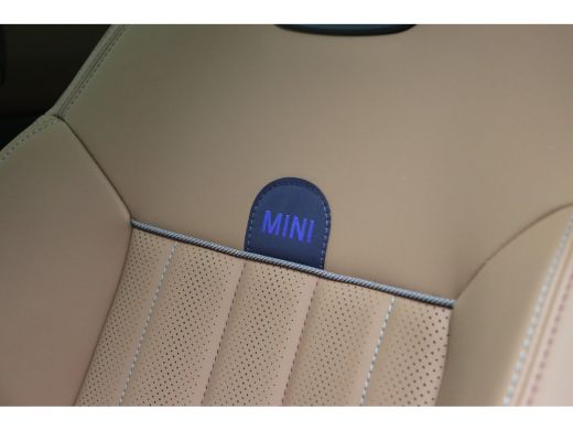 Mini Countryman C Automaat / Favoured Trim / Pakket L / 19" Kaleido Spoke 2-tone ActivLease financial lease