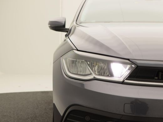 Volkswagen Polo 1.0 TSi Life | Adaptive Cruise | Camera | CarPlay | Parkeersensoren | Digitaal Dashboard | Ledere... ActivLease financial lease