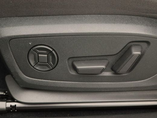 Audi Q4 e-tron 40 Launch edition Advanced Plus 77 kWh 204 Pk | Matrix LED | 3-Zone Climate | Stoel- & Stuurverwa... ActivLease financial lease