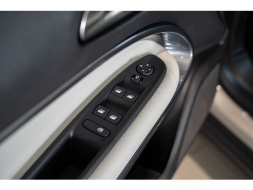 Fiat 600 1.2 Hybrid La Prima | Camera | Stoelverwarming | Elektrische Achterklep | Navigatie | Apple Carpl... ActivLease financial lease