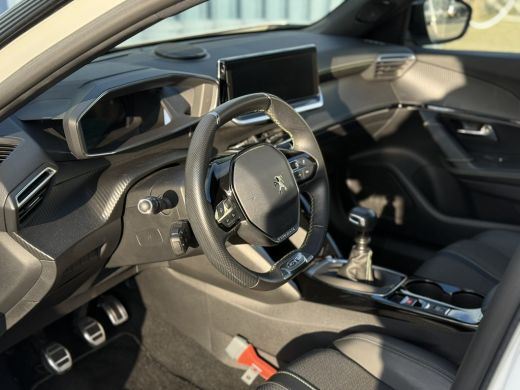 Peugeot 2008 GT-Line Schuif/ kantel dak | Achteruitrijcamera | Afwijkende dakkleur | Keyless start | Apple Car... ActivLease financial lease