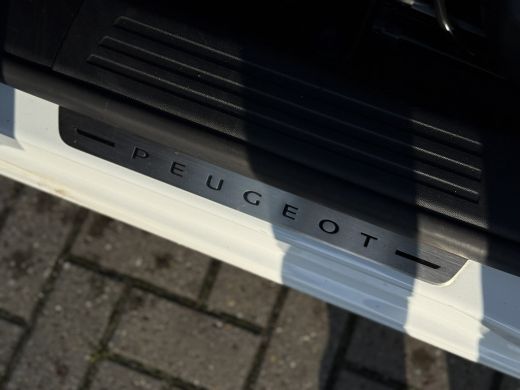 Peugeot 2008 GT-Line Schuif/ kantel dak | Achteruitrijcamera | Afwijkende dakkleur | Keyless start | Apple Car... ActivLease financial lease