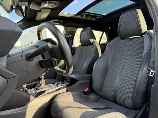 Peugeot 2008 GT-Line Schuif/ kantel dak | Achteruitrijcamera | Afwijkende dakkleur | Keyless start | Apple Car... ActivLease financial lease