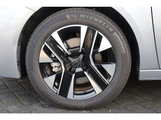 Peugeot 208 1.2 HYBRID 100PK ALLURE AUTOMAAT / NAVI / LEDER / CLIMA / PDC / 16" LMV / CAMERA / WINTERPAKKET /... ActivLease financial lease