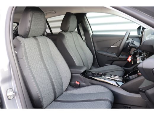 Peugeot 208 1.2 HYBRID 100PK ALLURE AUTOMAAT / NAVI / LEDER / CLIMA / PDC / 16" LMV / CAMERA / WINTERPAKKET /... ActivLease financial lease