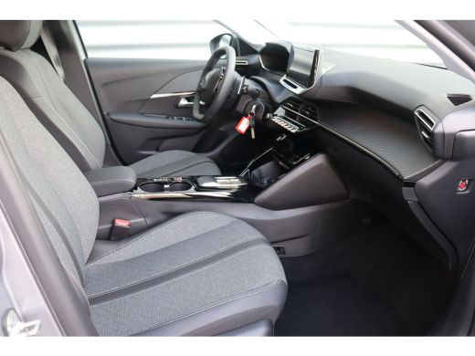 Peugeot 208 1.2 HYBRID 100PK ALLURE AUTOMAAT / NAVI / LEDER / CLIMA / PDC / 16" LMV / CAMERA / WINTERPAKKET /... ActivLease financial lease