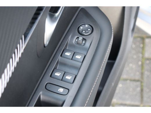 Peugeot 208 1.2 HYBRID 100PK ALLURE AUTOMAAT / NAVI / LEDER / CLIMA / PDC / 16" LMV / CAMERA / WINTERPAKKET /... ActivLease financial lease