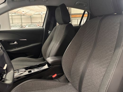Peugeot 208 1.2 Hybrid 110 e-DCS6 Allure Camera | Navigatie | Carplay | Leder/Stof | Digitaal Dashboard | 16"... ActivLease financial lease