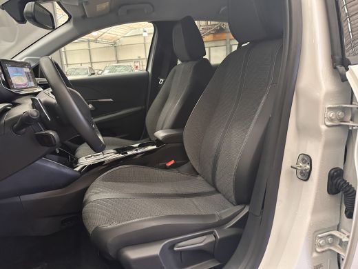 Peugeot 208 1.2 Hybrid 110 e-DCS6 Allure Camera | Navigatie | Carplay | Leder/Stof | Digitaal Dashboard | 16"... ActivLease financial lease