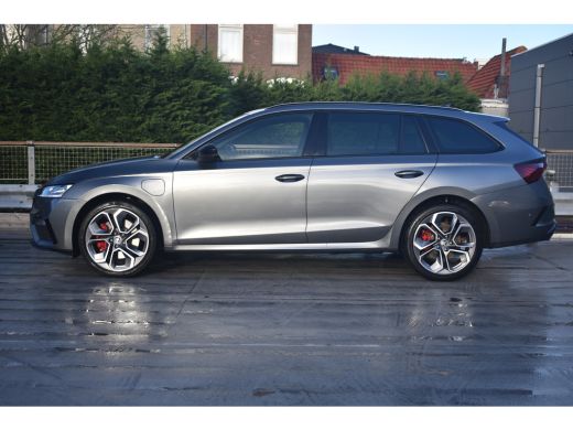 Skoda Octavia Combi RS iV Phev 245PK | Zwenkbare trekhaak | RS Plus Package | Camera achter | Head-up display |... ActivLease financial lease