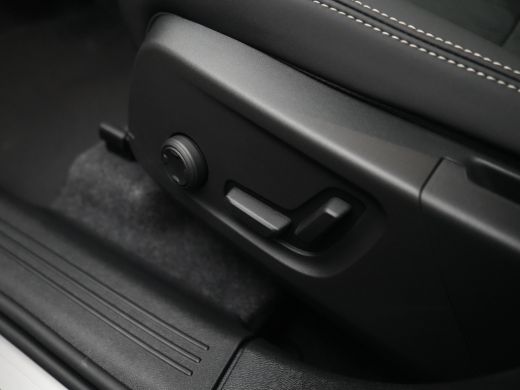 Volvo  XC40 B4 Plus Black Edition | Harman Kardon | 360&deg; Camera | Panoramadak | 20" | Trekhaak | Nubuck-Leder ActivLease financial lease