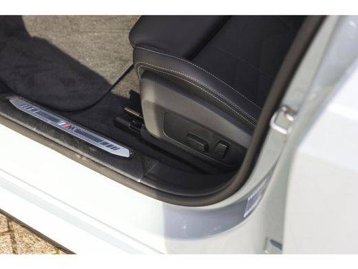 BMW 1 Serie 120 High Executive M Sport Automaat / Sportstoelen / M Adaptief onderstel / Comfort Access / Adap... ActivLease financial lease