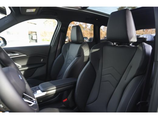 BMW iX1 eDrive20 M Sport / Panoramadak / Sportstoelen / M Adaptief onderstel / Achteruitrijcamera / Comfo... ActivLease financial lease