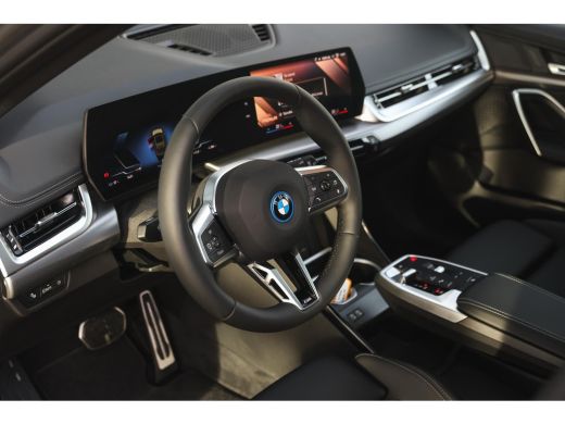 BMW iX1 eDrive20 M Sport / Panoramadak / Sportstoelen / M Adaptief onderstel / Achteruitrijcamera / Comfo... ActivLease financial lease