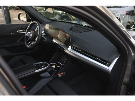 BMW iX1 eDrive20 M Sport / Panoramadak / Sportstoelen / M Adaptief onderstel / Achteruitrijcamera / Comfo... ActivLease financial lease