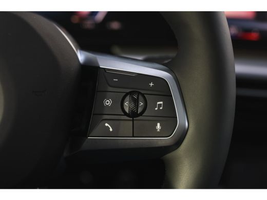 BMW iX1 eDrive20 M Sport / Panoramadak / Sportstoelen / M Adaptief onderstel / Achteruitrijcamera / Comfo... ActivLease financial lease