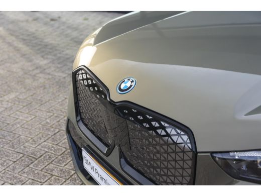 BMW iX1 eDrive20 M Sport / Panoramadak / Sportstoelen / M Adaptief onderstel / Achteruitrijcamera / Comfo... ActivLease financial lease