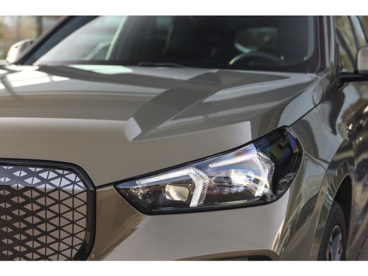 BMW iX1 eDrive20 M Sport / Panoramadak / Sportstoelen / M Adaptief onderstel / Achteruitrijcamera / Comfo... ActivLease financial lease