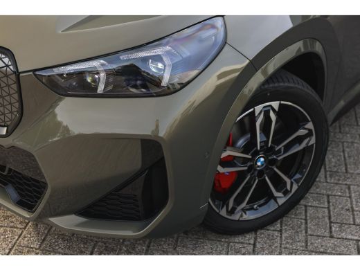 BMW iX1 eDrive20 M Sport / Panoramadak / Sportstoelen / M Adaptief onderstel / Achteruitrijcamera / Comfo... ActivLease financial lease