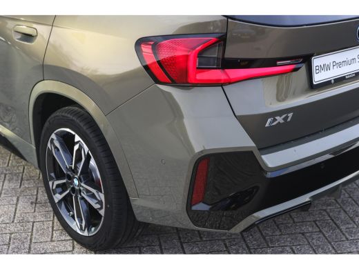 BMW iX1 eDrive20 M Sport / Panoramadak / Sportstoelen / M Adaptief onderstel / Achteruitrijcamera / Comfo... ActivLease financial lease